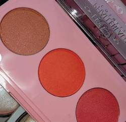 paleta de blush com 3 cores com pigmentação